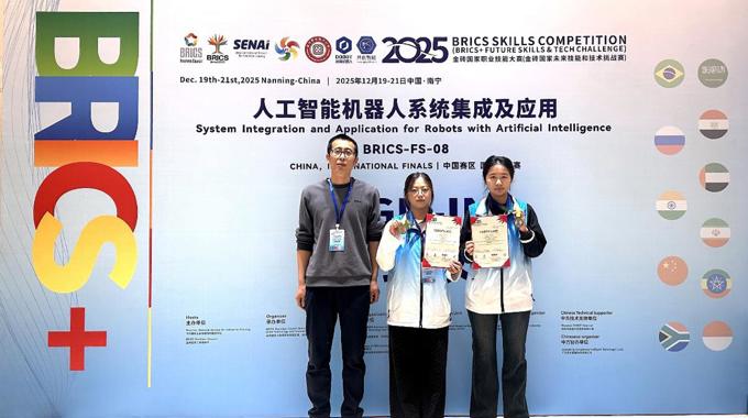 国际摘银！蜜桃视频
学子闪耀金砖国家大赛